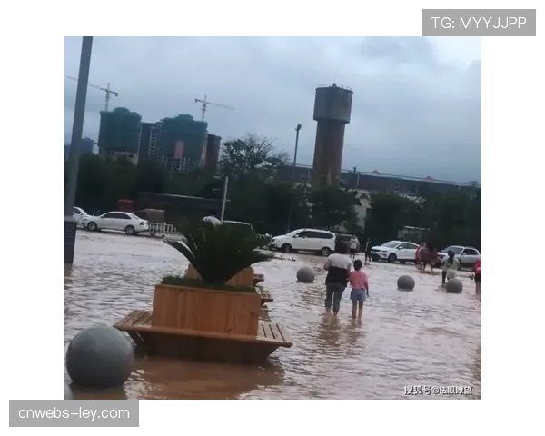 暴雨导致河南队主场部分看台漏水,比赛在雨中进行未中断 暴雨导致河南队主场部分看台漏水,比赛在雨中进行未中断